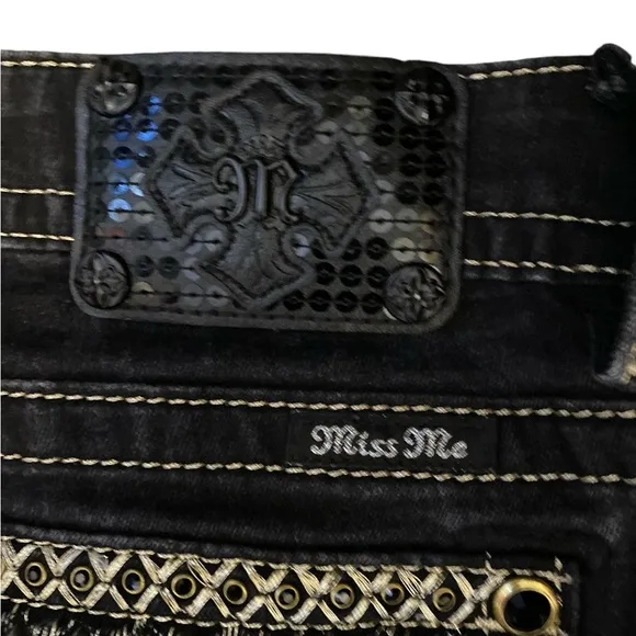 Authentic Miss Me Skinny signature jeans that are black