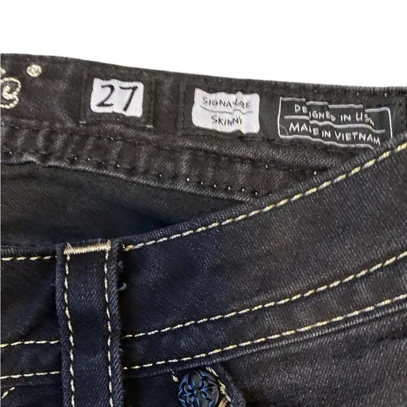Authentic Miss Me Skinny signature jeans that are black