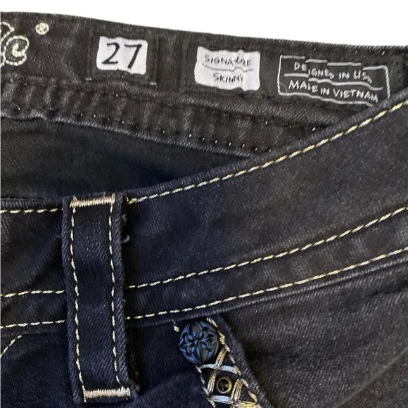 Authentic Miss Me Skinny signature jeans that are black