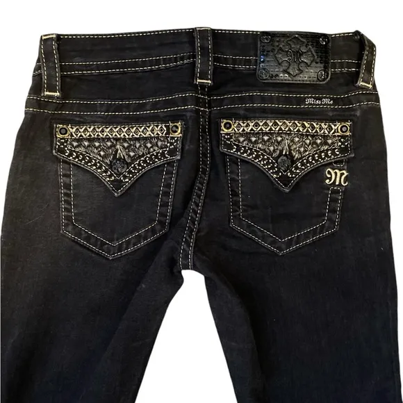 Authentic Miss Me Skinny signature jeans that are black