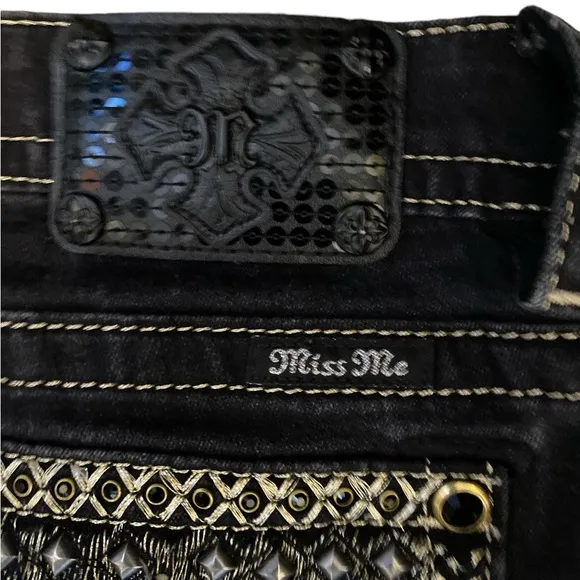Authentic Miss Me Skinny signature jeans that are black