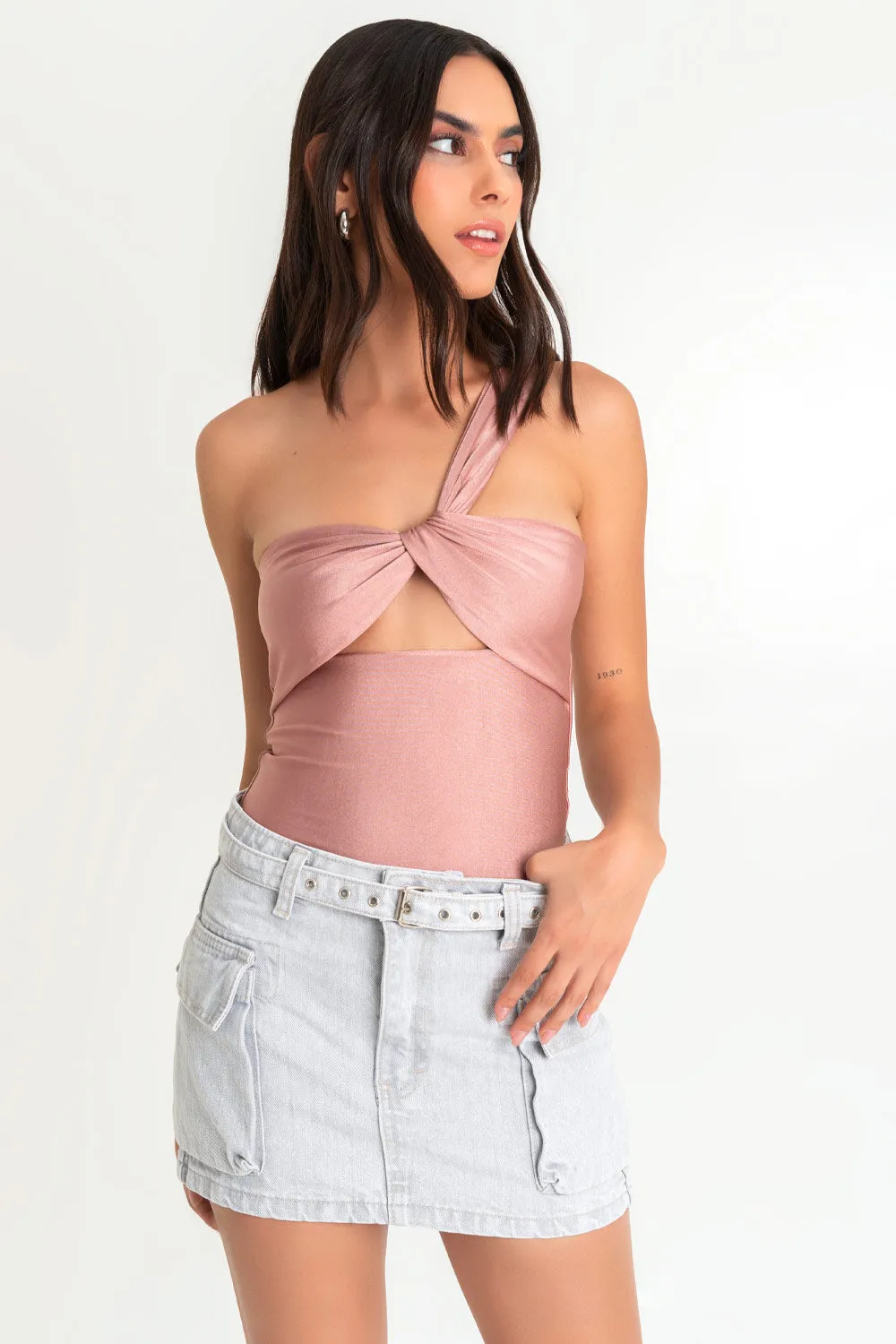 Body de tirante diagonal escote con nudo