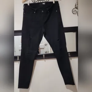 GBG Los Angeles Distressed Skinny Jeans EUC