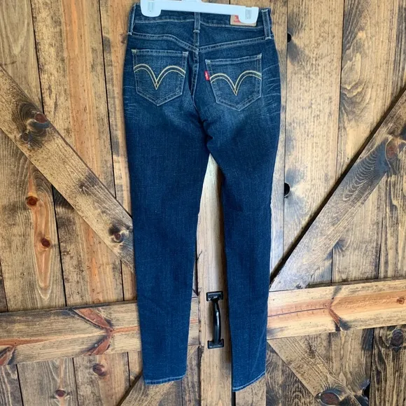 NWOT Levi’s skinny jeans the 535 legging size 0!