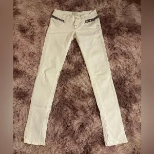 NWT Women’s MET Italian White Jeans Rhinestone Waist Size 26