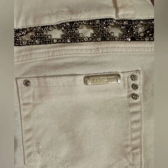 NWT Women’s MET Italian White Jeans Rhinestone Waist Size 26