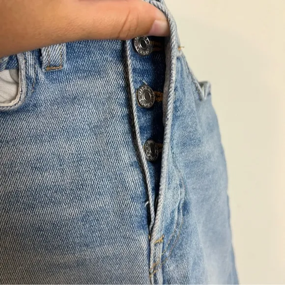 RE/DONE- 90'S High-Rise Jeans Worn Light Blue Button Fly Distressed Knee Denim