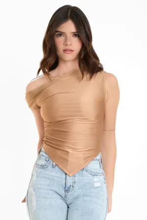 Top ajustado satinado asimétrico con plisados