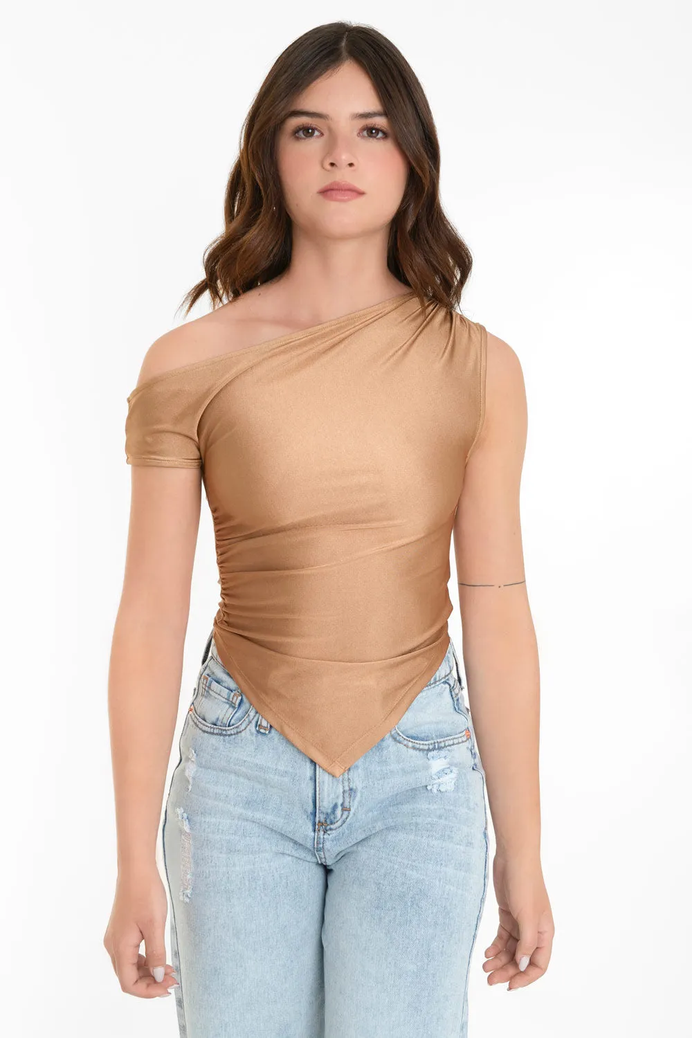 Top ajustado satinado asimétrico con plisados
