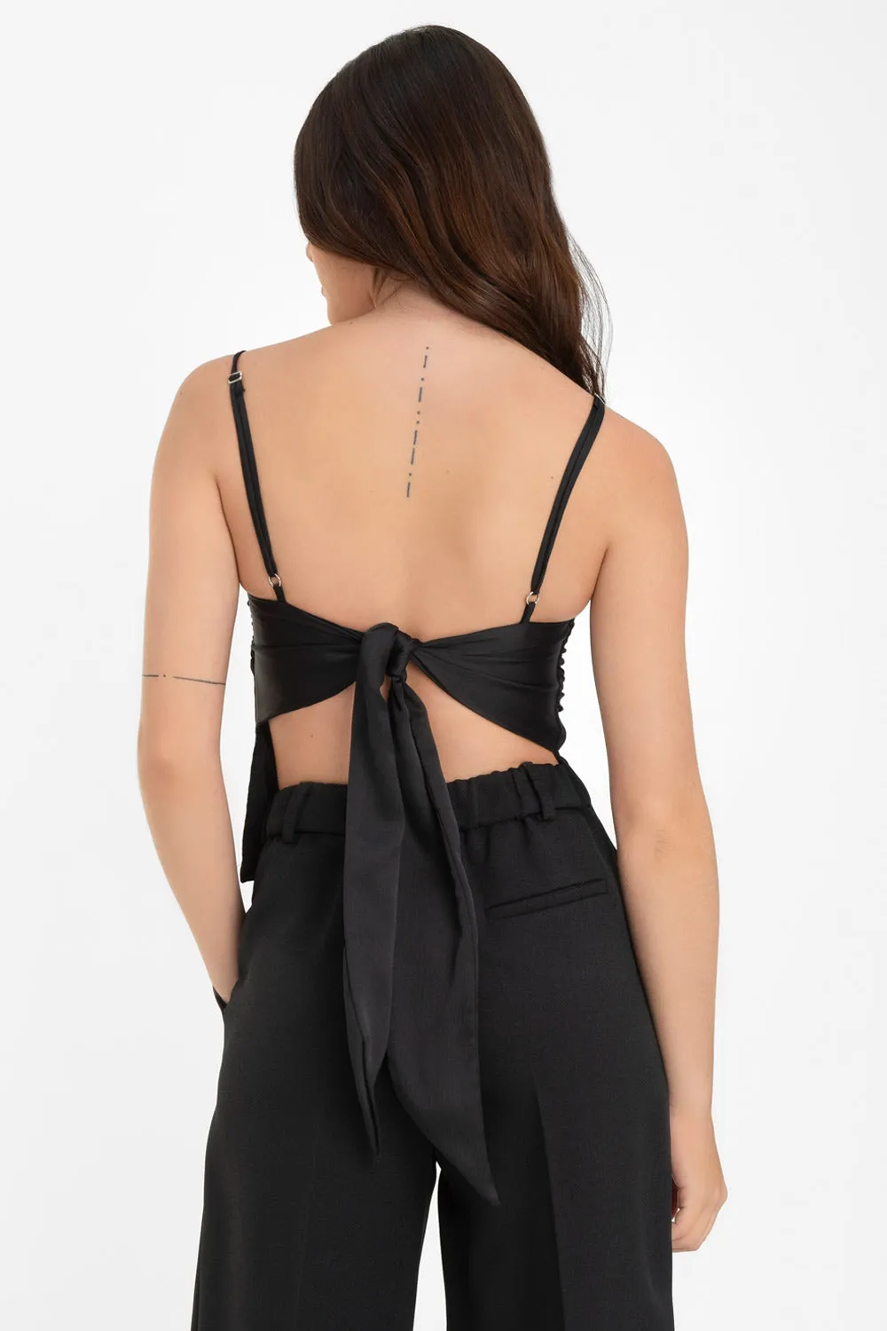 Top de fit recto tirantes escote con nudo espalda