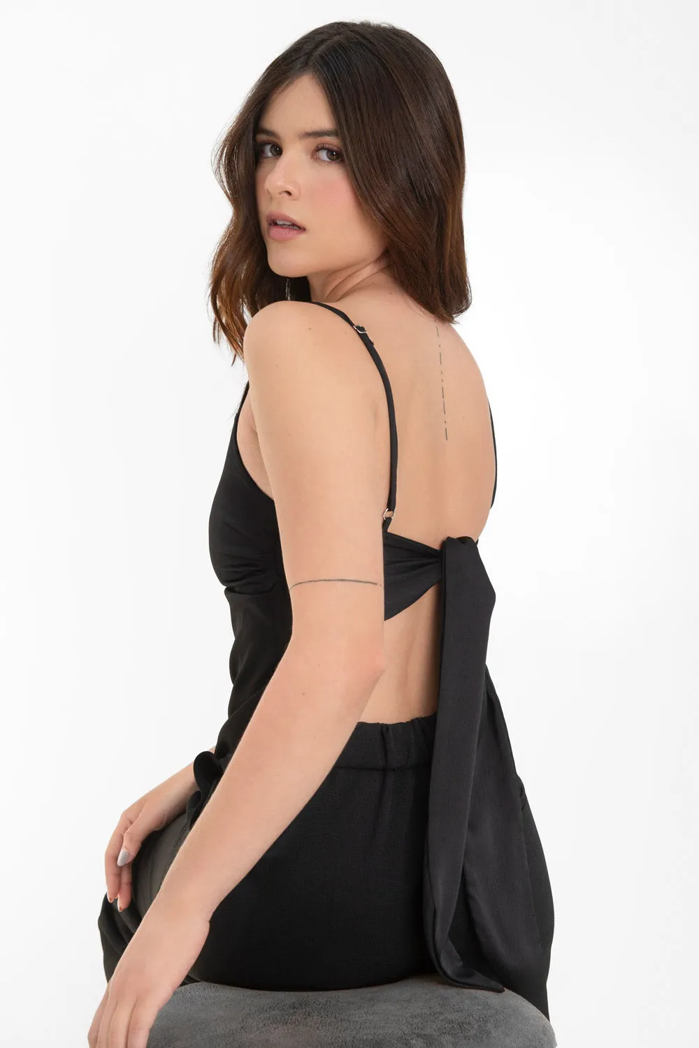 Top de fit recto tirantes escote con nudo espalda