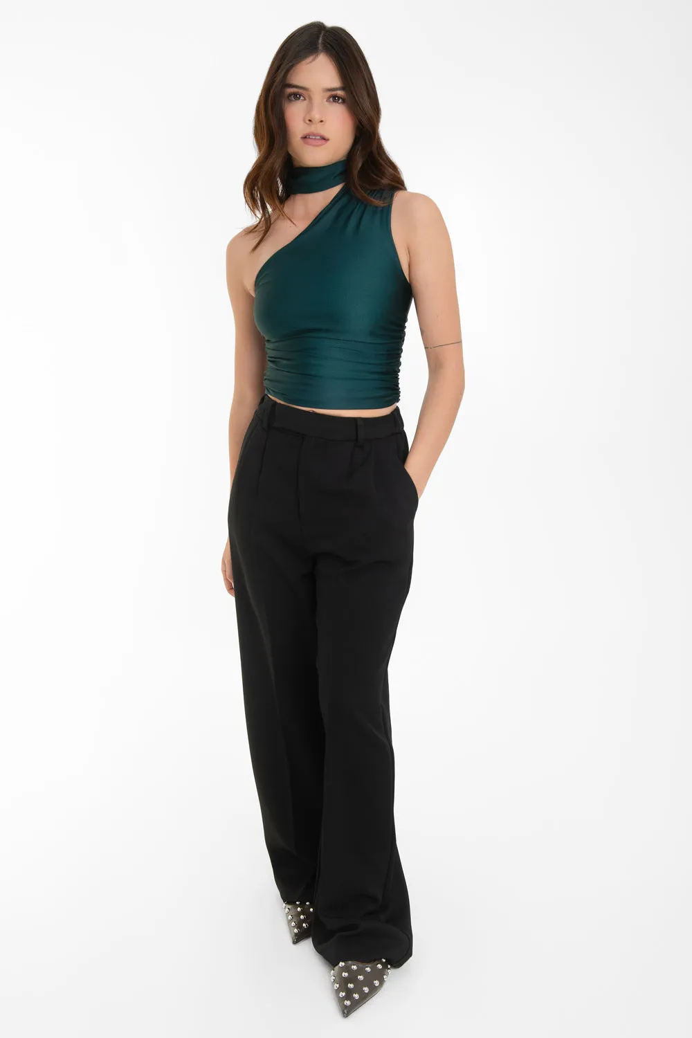 Top satinado asimétrico con plisados choker