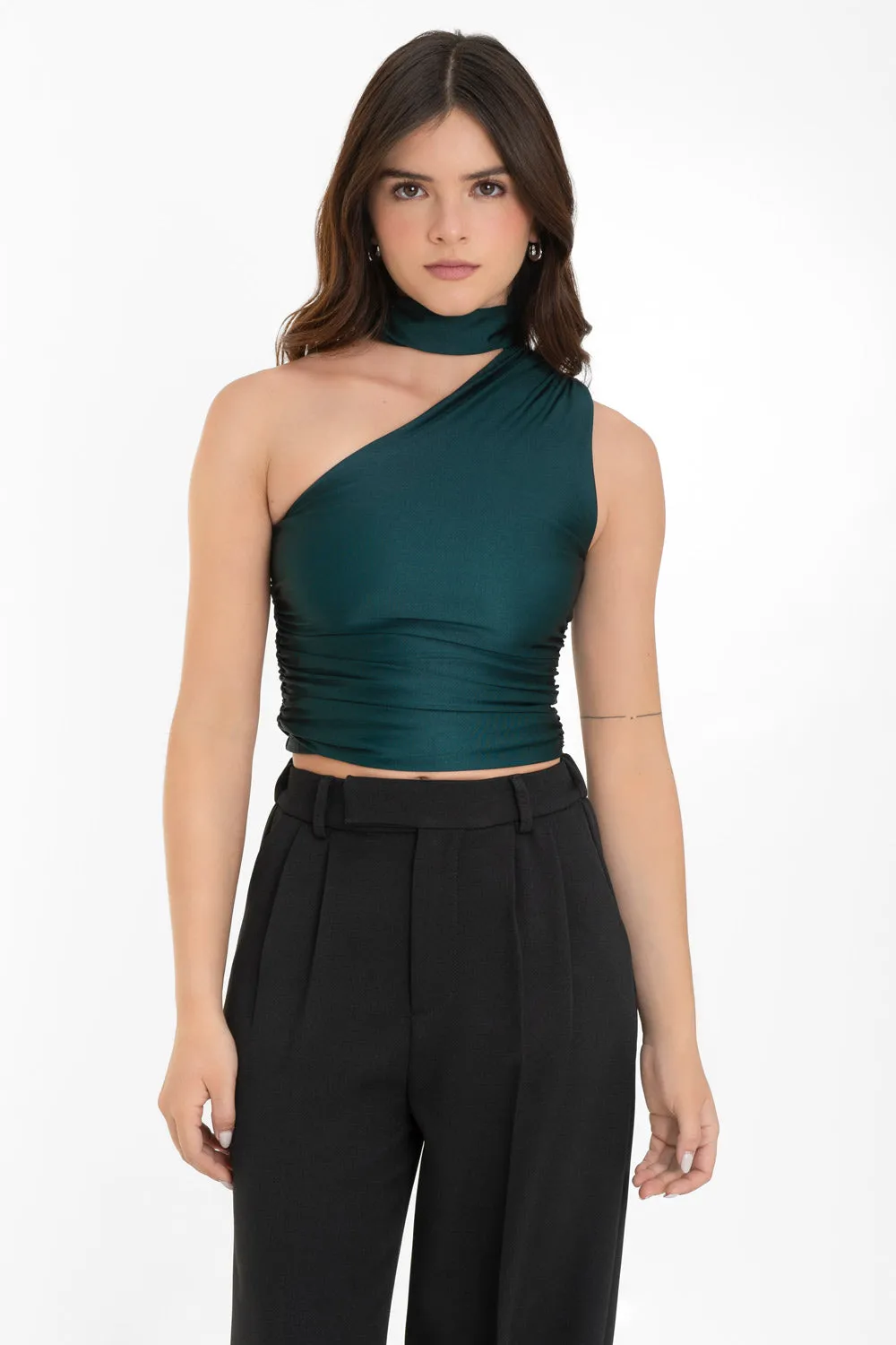 Top satinado asimétrico con plisados choker