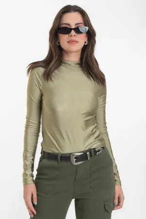 Top satinado fit ajustado cuello mock seguido