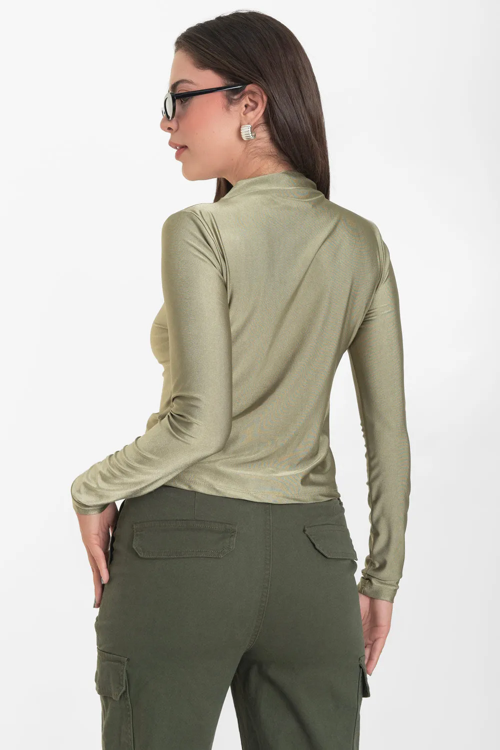 Top satinado fit ajustado cuello mock seguido