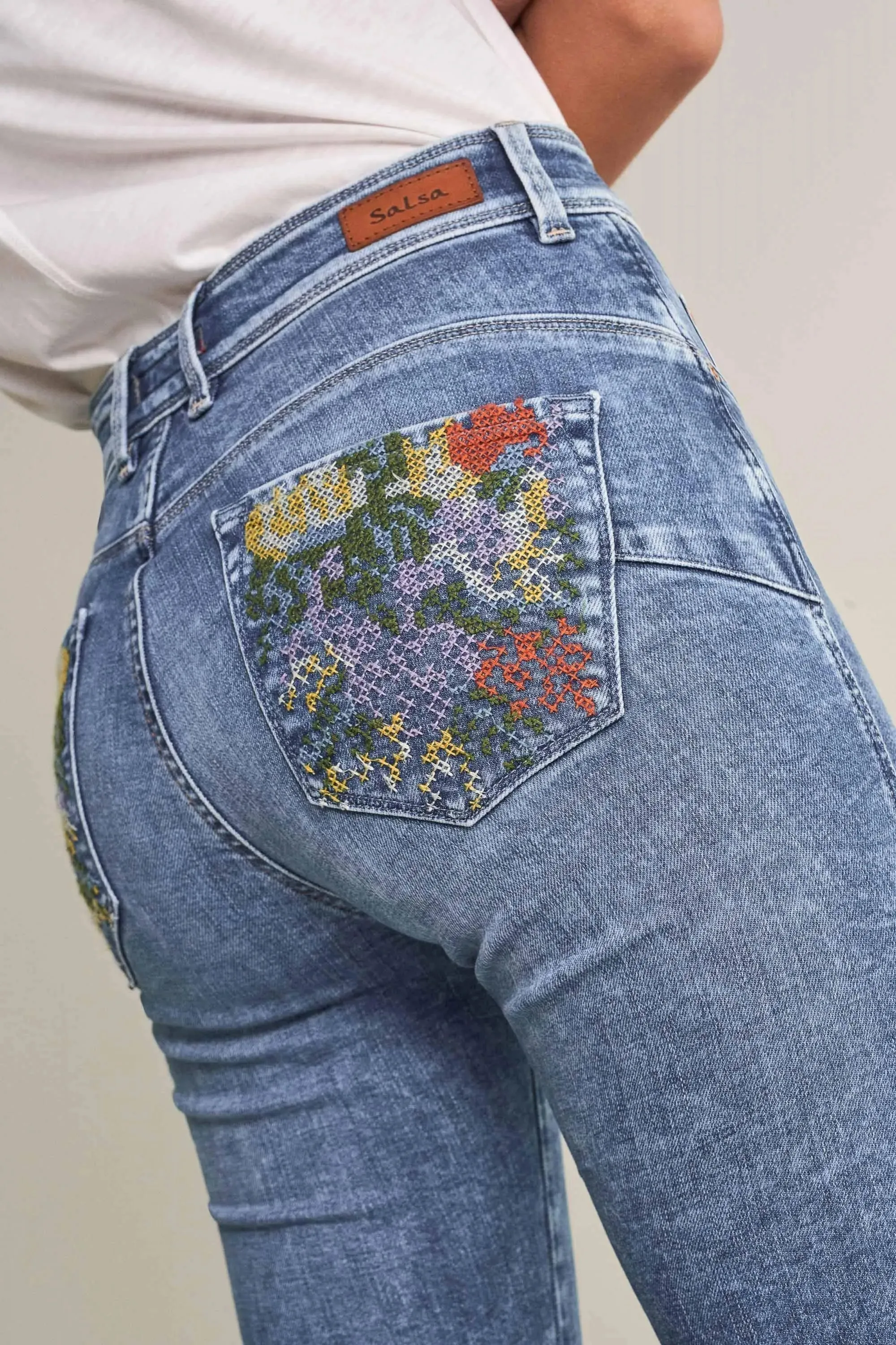 Vaqueros Push In Secret Glamour Capri Con Bordados