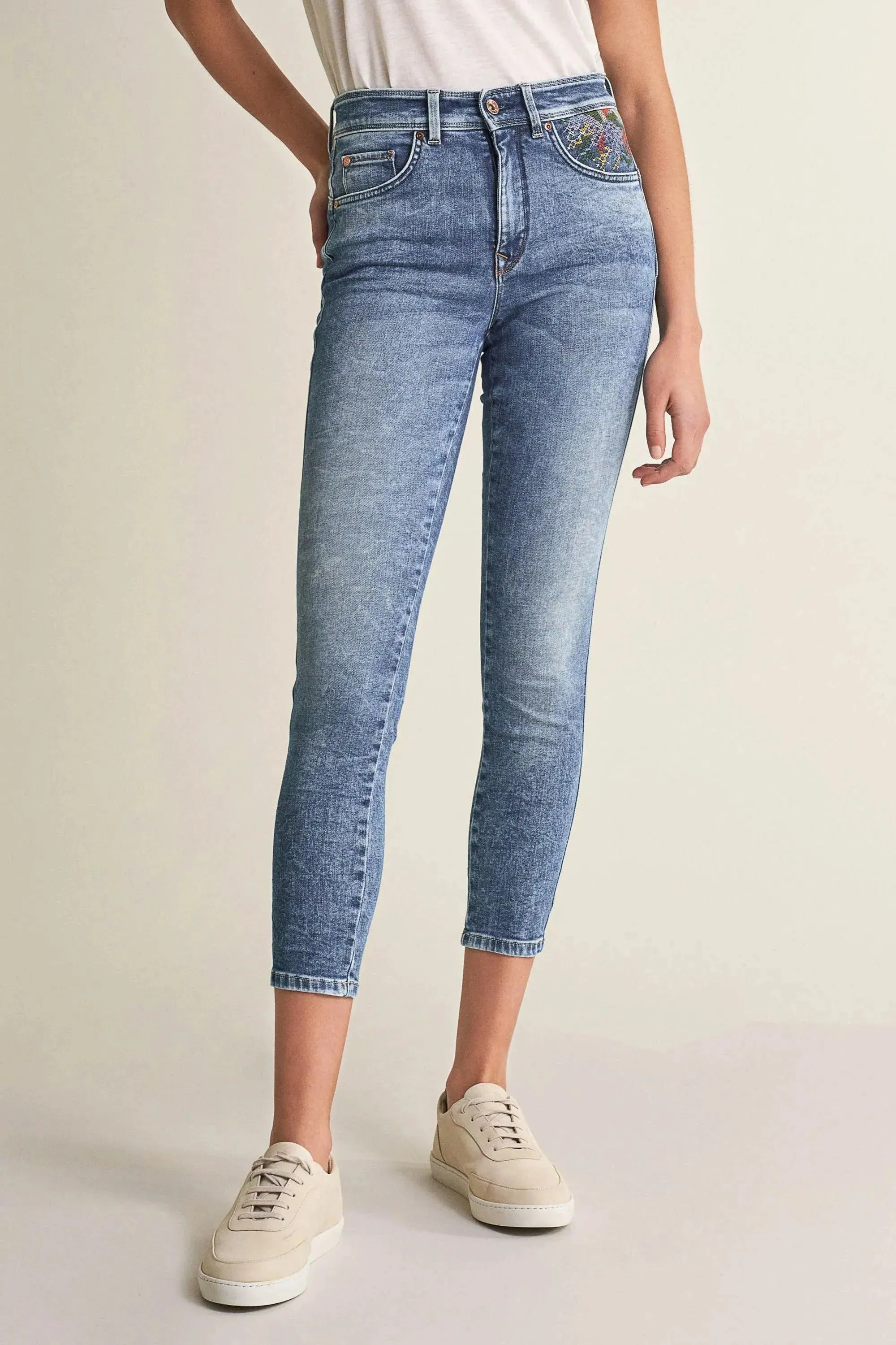 Vaqueros Push In Secret Glamour Capri Con Bordados