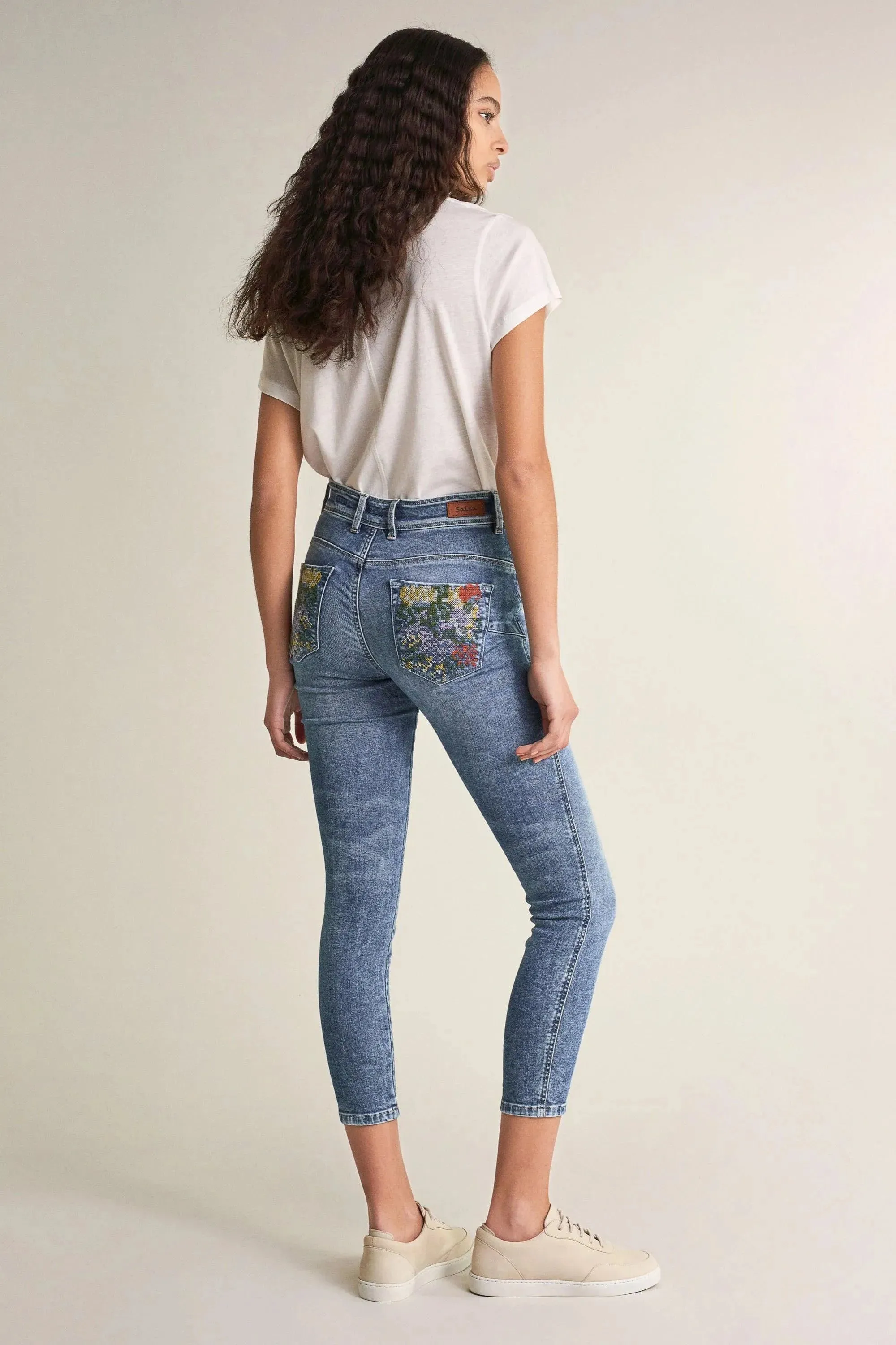 Vaqueros Push In Secret Glamour Capri Con Bordados