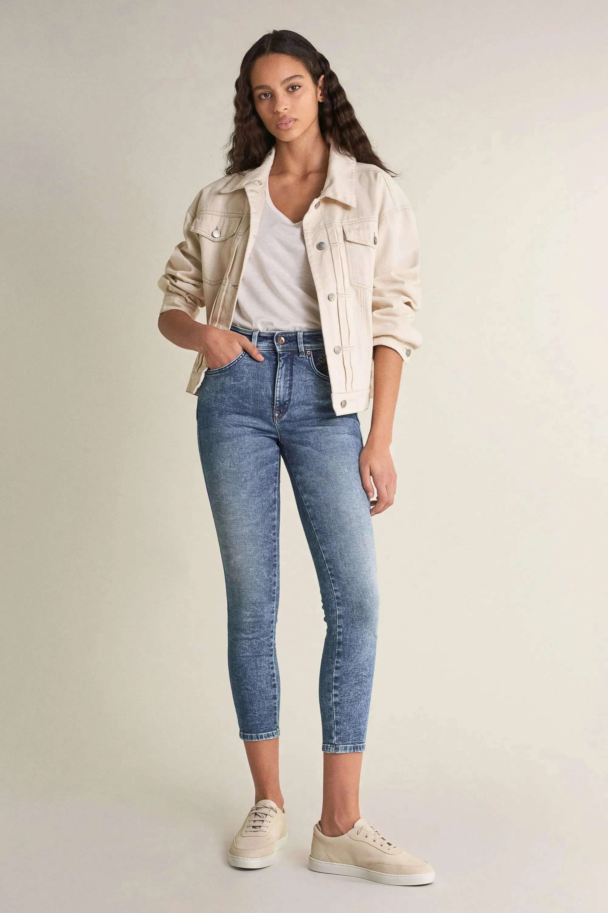 Vaqueros Push In Secret Glamour Capri Con Bordados
