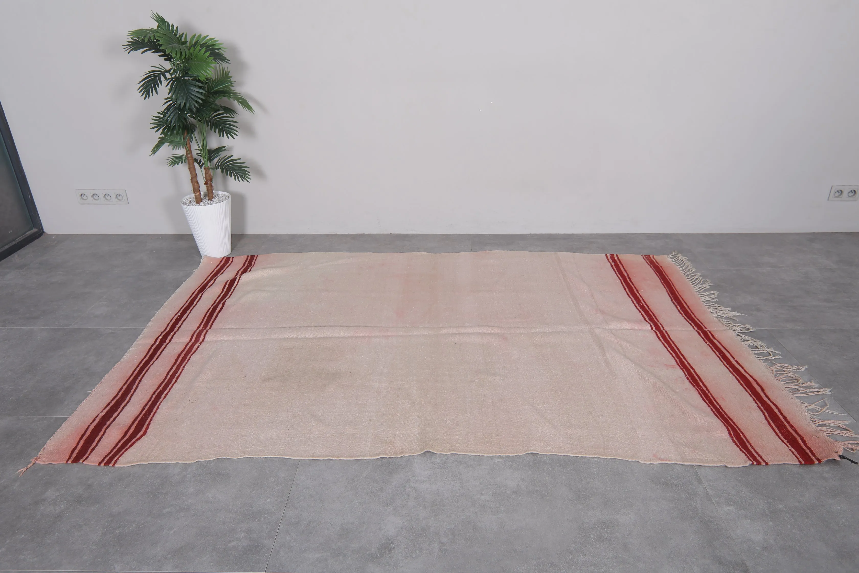 Vintage Moroccan Handwoven Kilim Rug – 5.2 FT x 8.4 FT