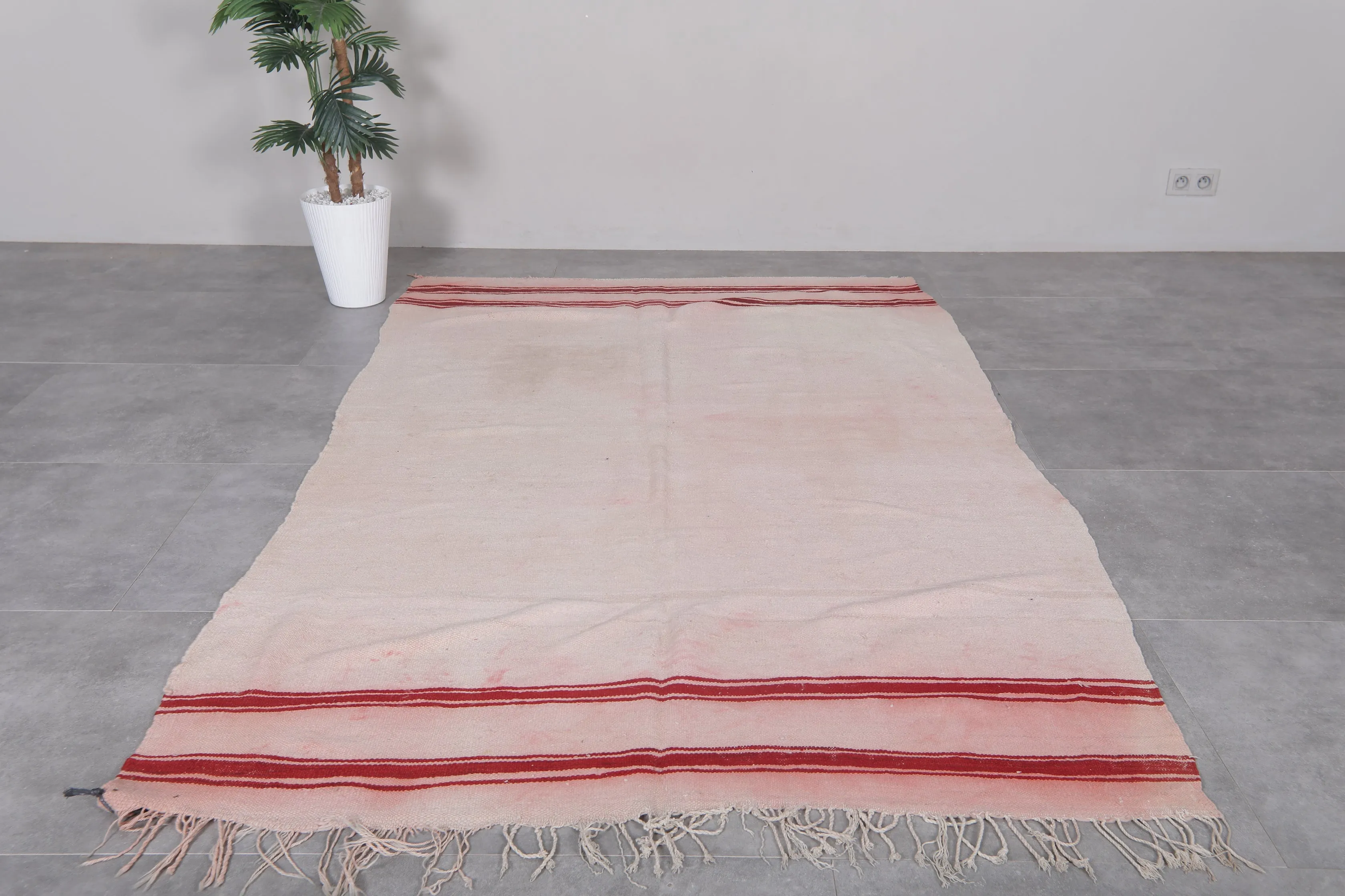 Vintage Moroccan Handwoven Kilim Rug – 5.2 FT x 8.4 FT