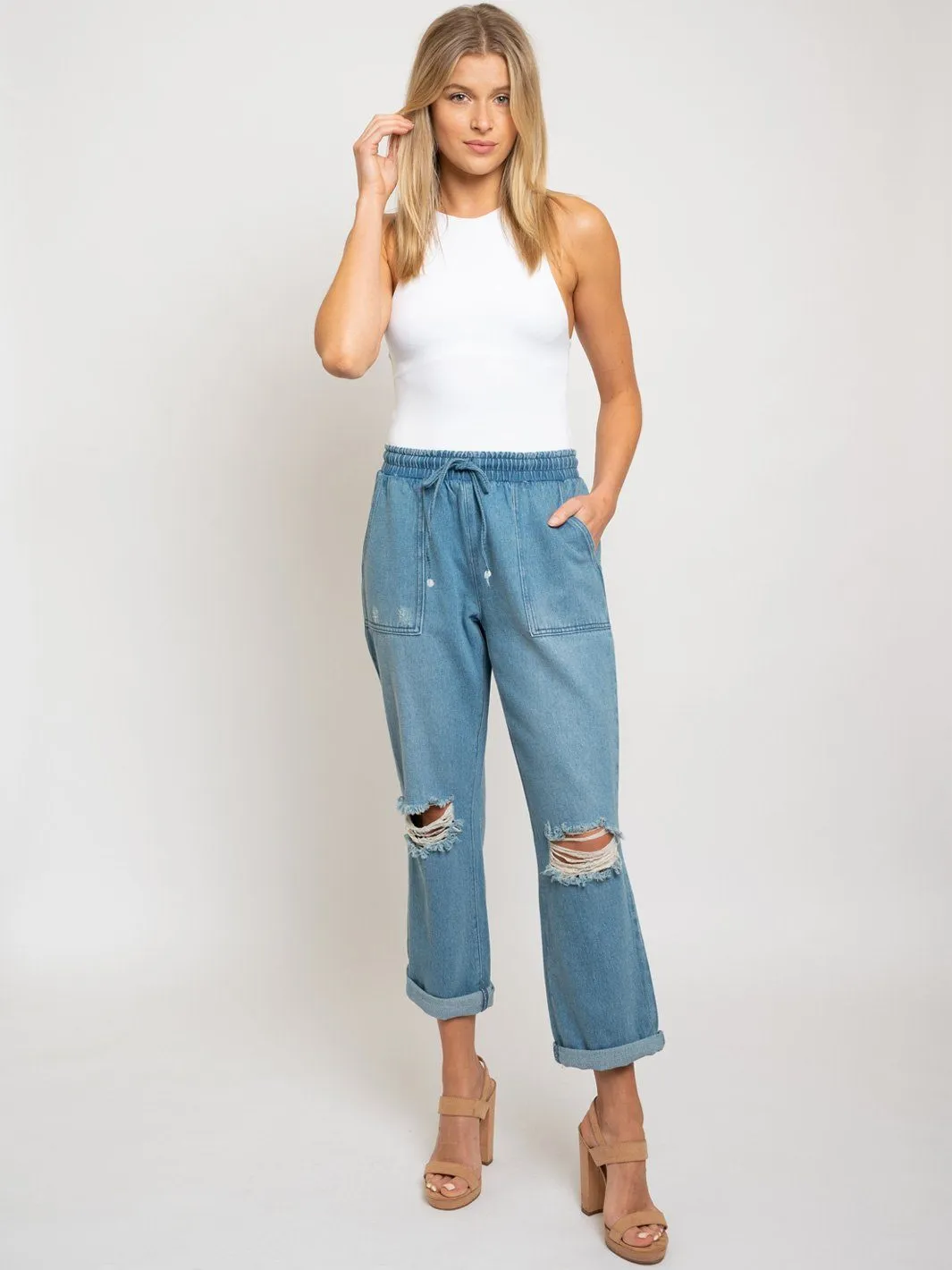 WOMEN'S DISTRESSED MEDIUM WASH JEANS